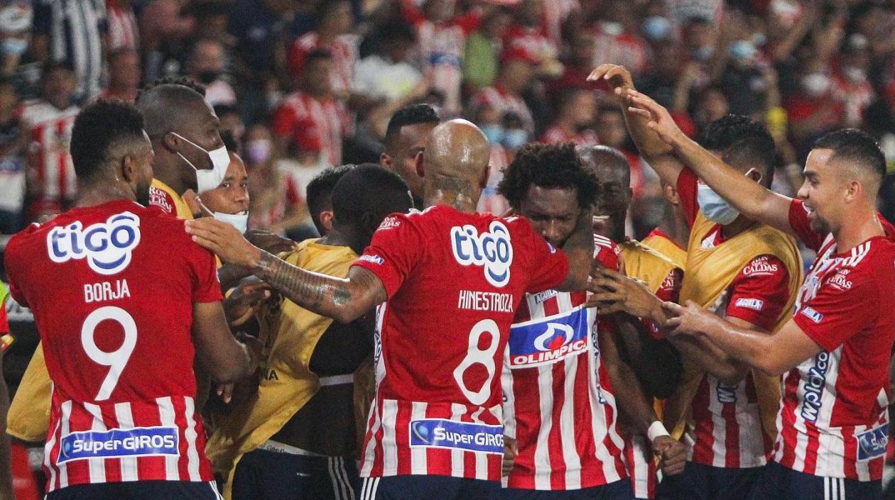 Jugadores de Junior celebran un gol. 