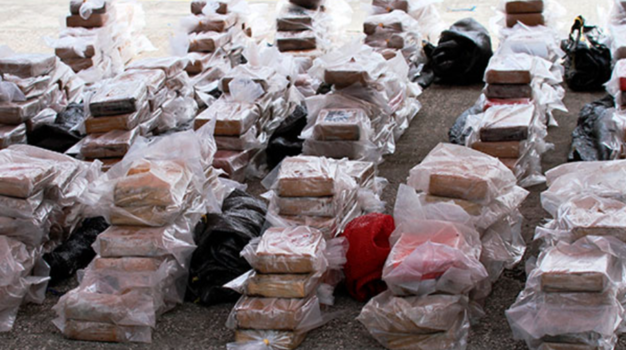 Cerca de una tonelada de droga decomiso en altamar la Unidad de Lucha Contra el Crimen Organizado con apoyo de la Armada del Ecuador.