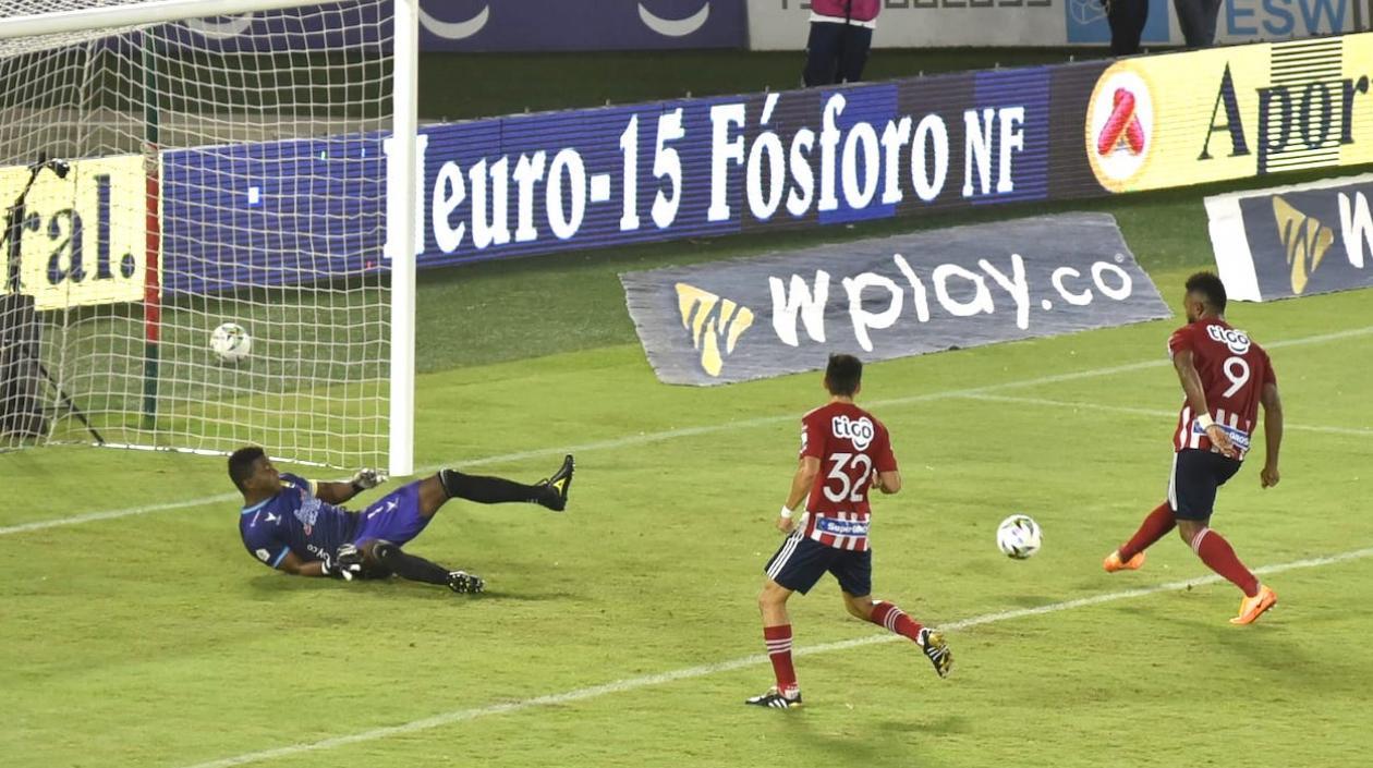 Remate de Miguel Ángel Borja para el 2-0.