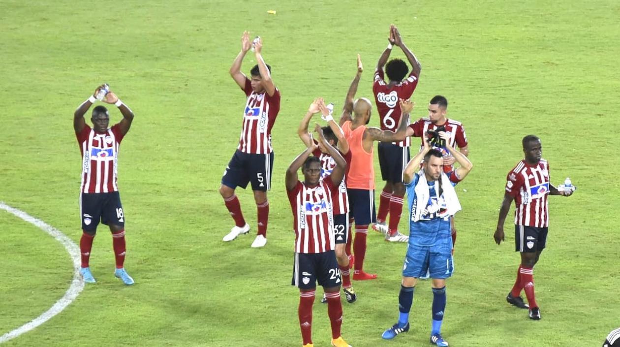 Jugadores del Junior celebrando al final del partido.