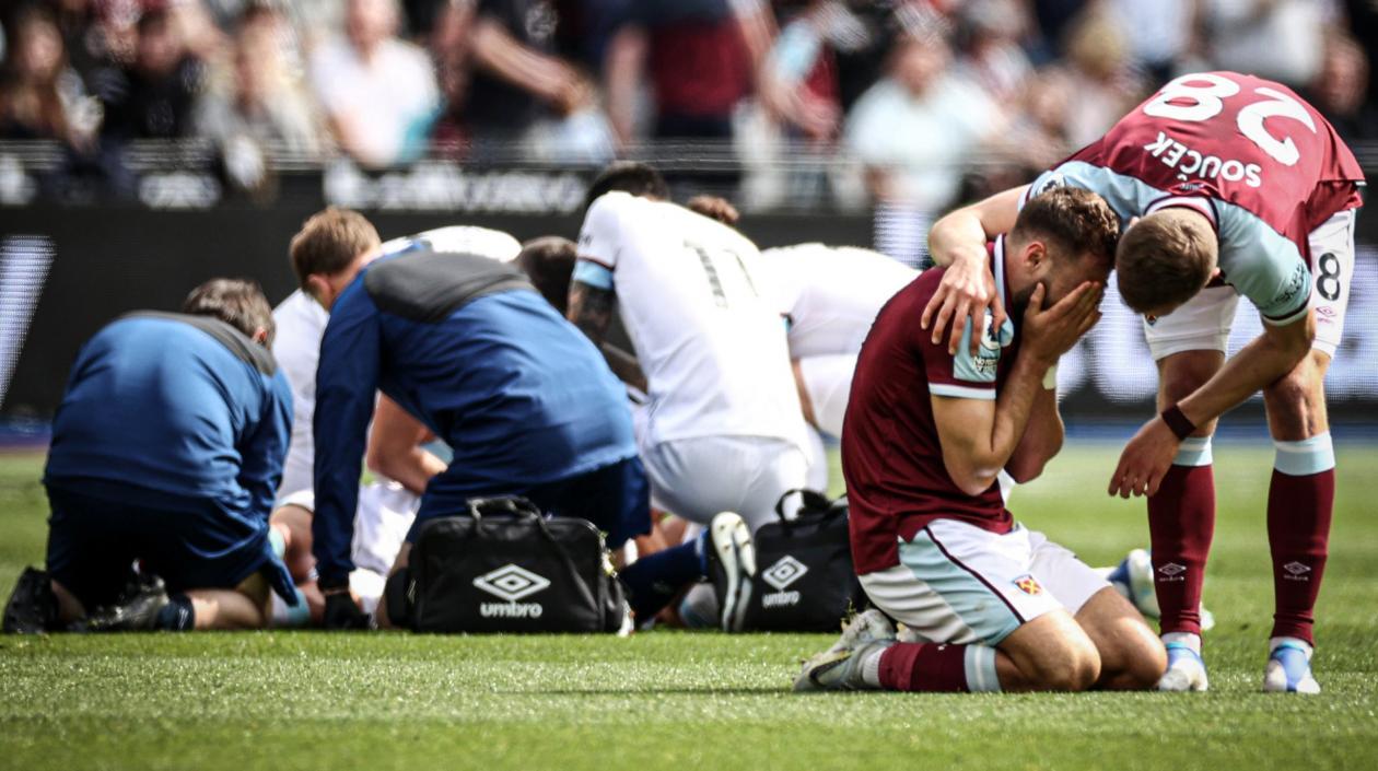 Jugadores desconsolados tras la lesión de Ashley Westwood.