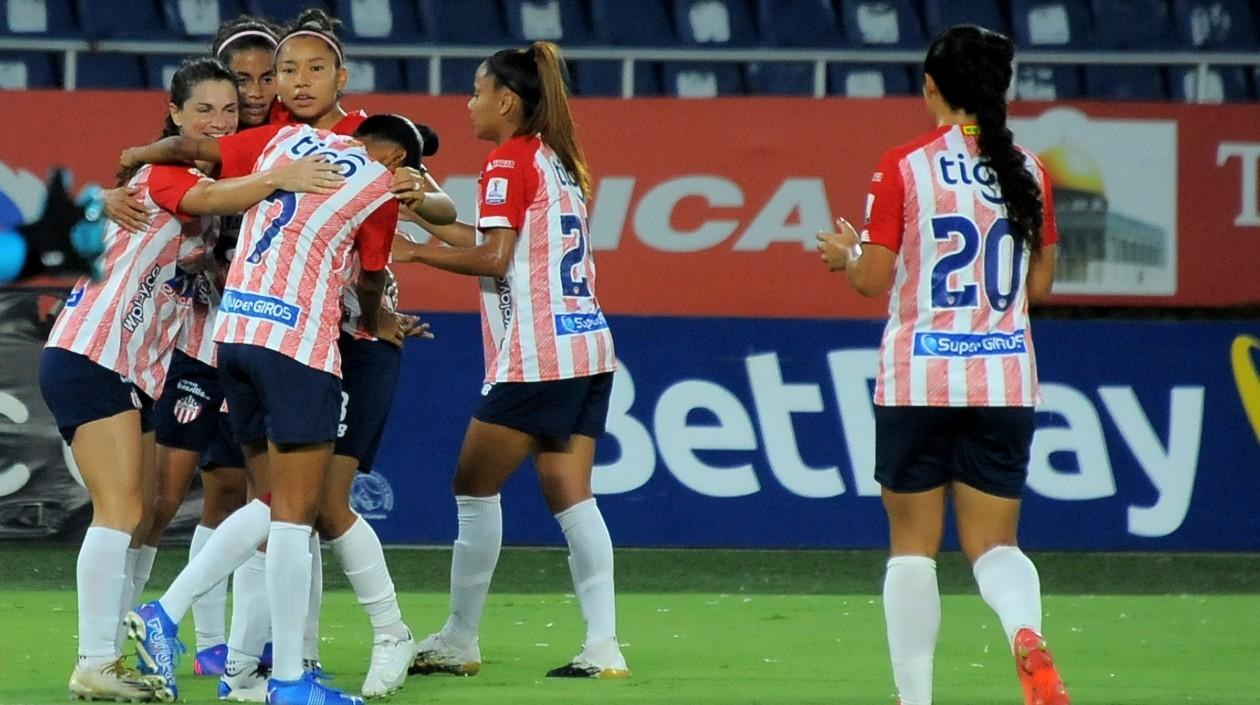 Jugadoras de Junior celebran un gol. 