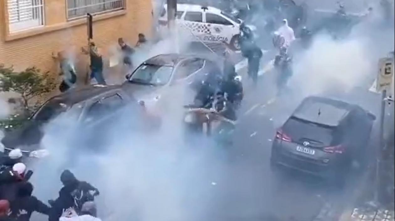 Momentos de la pelea entre los hinchas. 