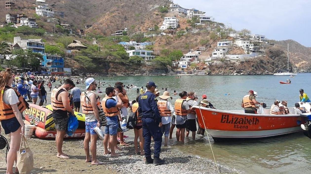 Personal de la Dimar controlando el acceso a las embarcaciones.