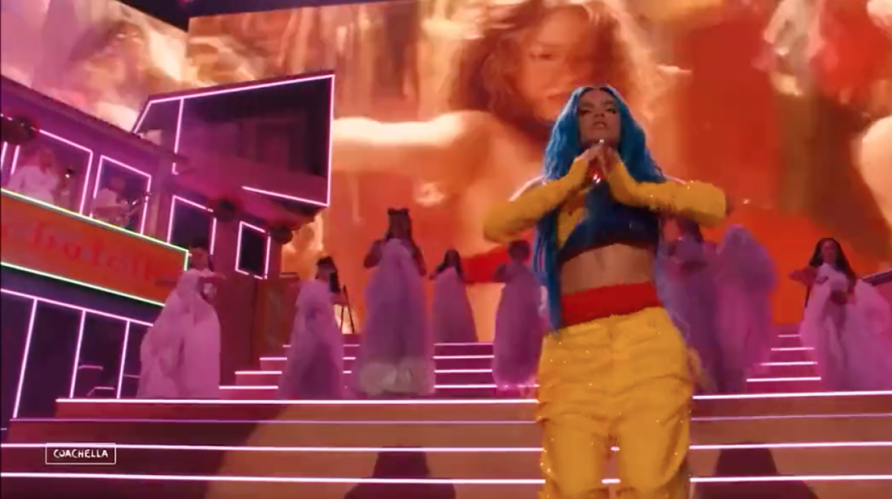 Momento del homenaje de Karol G a Shakira.
