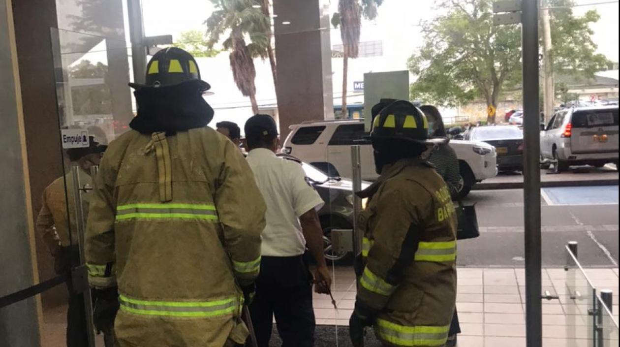 Personal de Bombero cuando superaba la emergencia.