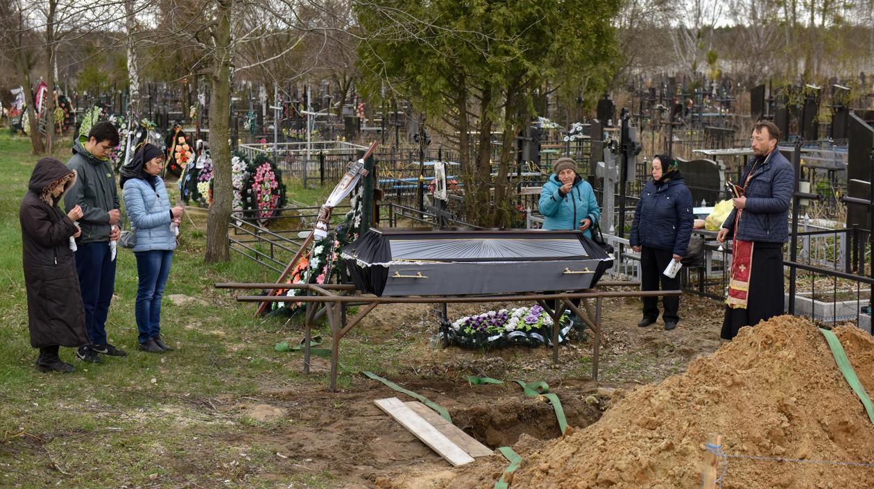 Entierro de una de las víctimas de la matanza de civiles en Bucha. 