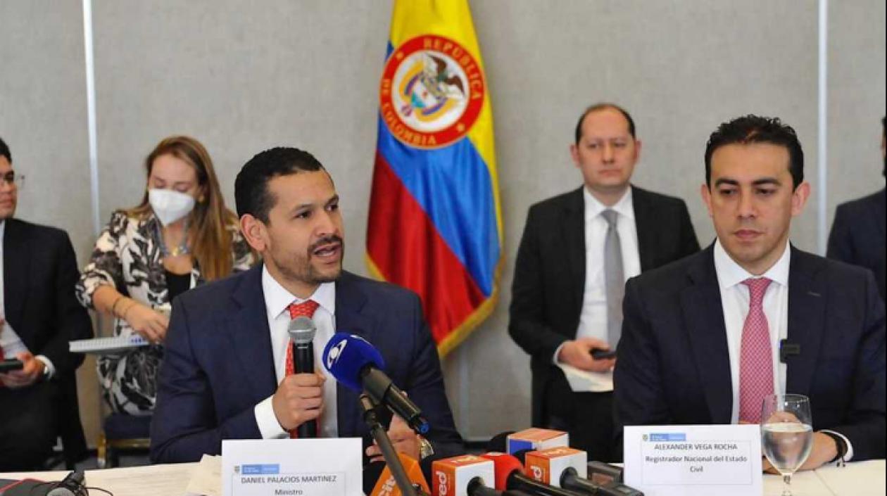 Ministro del Interior, Daniel Palacios; y el Registrador, Alexander Vega.