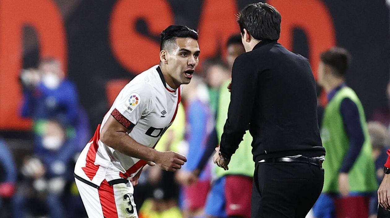 Falcao García conversa con Andoni Iraola.