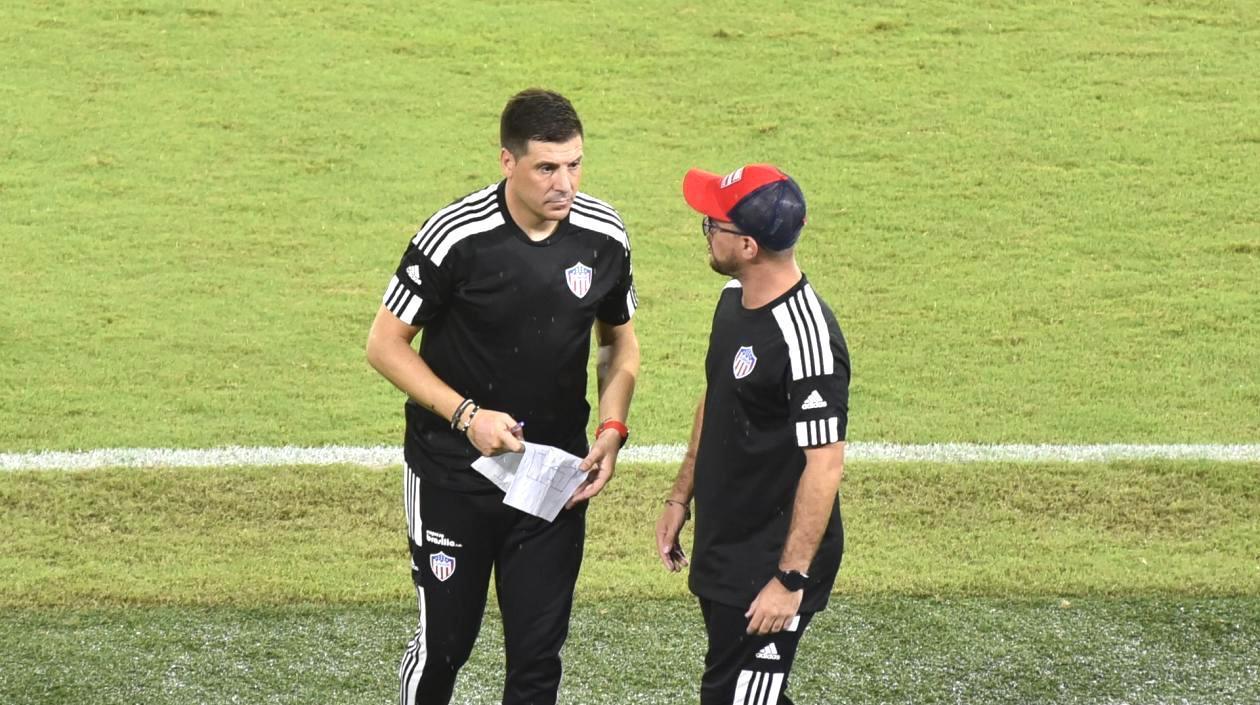 Juan Cruz Real, dirigiendo en la zona técnica.