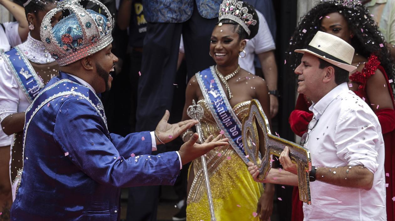 El Rey Momó (i) recibe las llaves de la ciudad de parte del alcalde de Río, Eduardo Paes, durante la inauguración oficial del Carnaval 2022, en Río de Janeiro (Brasil). 