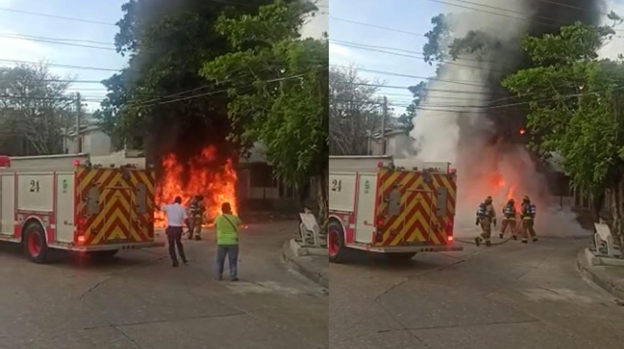 Momento en que los bomberos apagaban las llamas. 