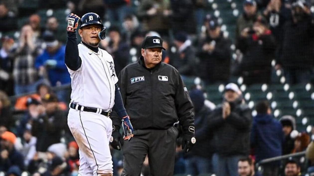 Miguel Cabrera festeja uno de sus imparables. 