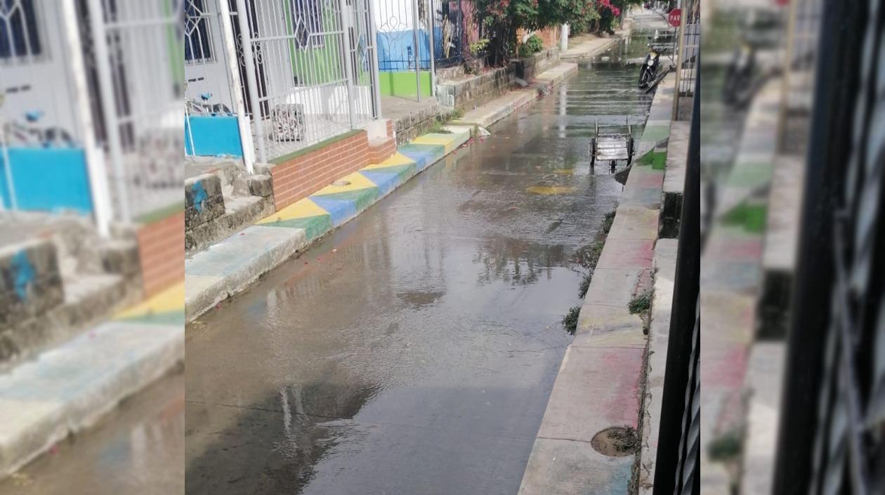 Aguas negras en una calle del barrio Los Ángeles I. 