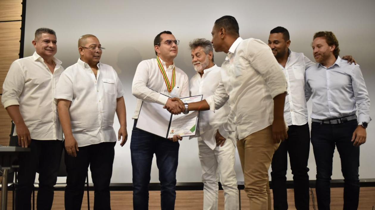 Andrés Alberto Ávila Ávila, Presidente de la SAE, recibe el reconocimiento del Concejo.