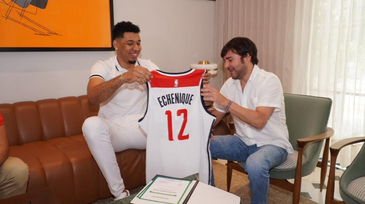 Jaime Echenique obsequia su camiseta a Jaime Pumarejo. 