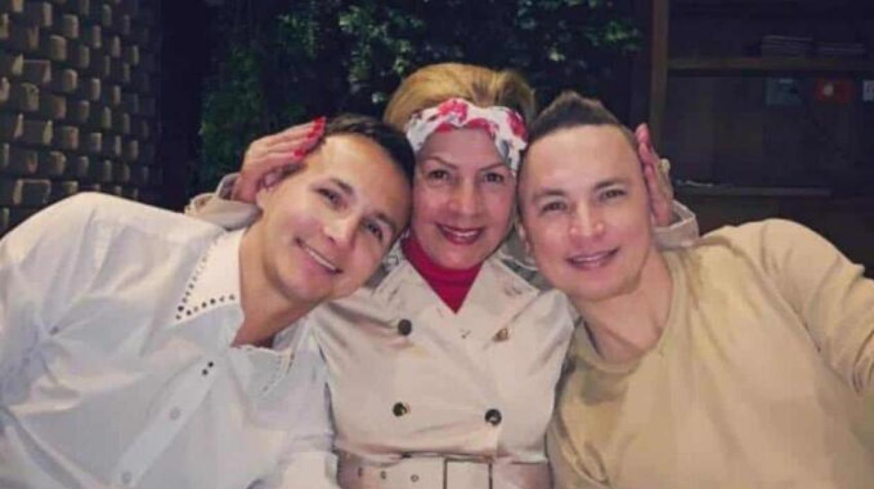 Jhonier, la mamá, Marleny; y su hermano Mauricio.