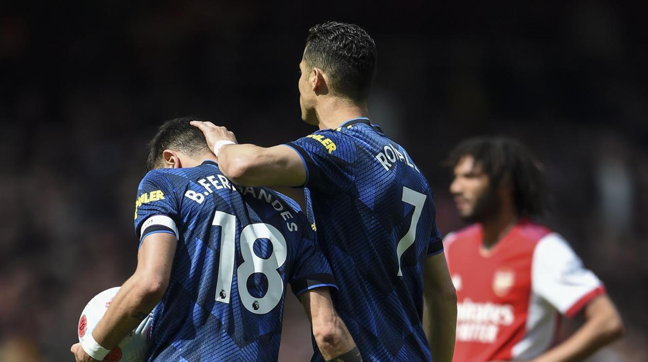 Cristiano Ronaldo consuela a su compañero Bruno Fernandes. 