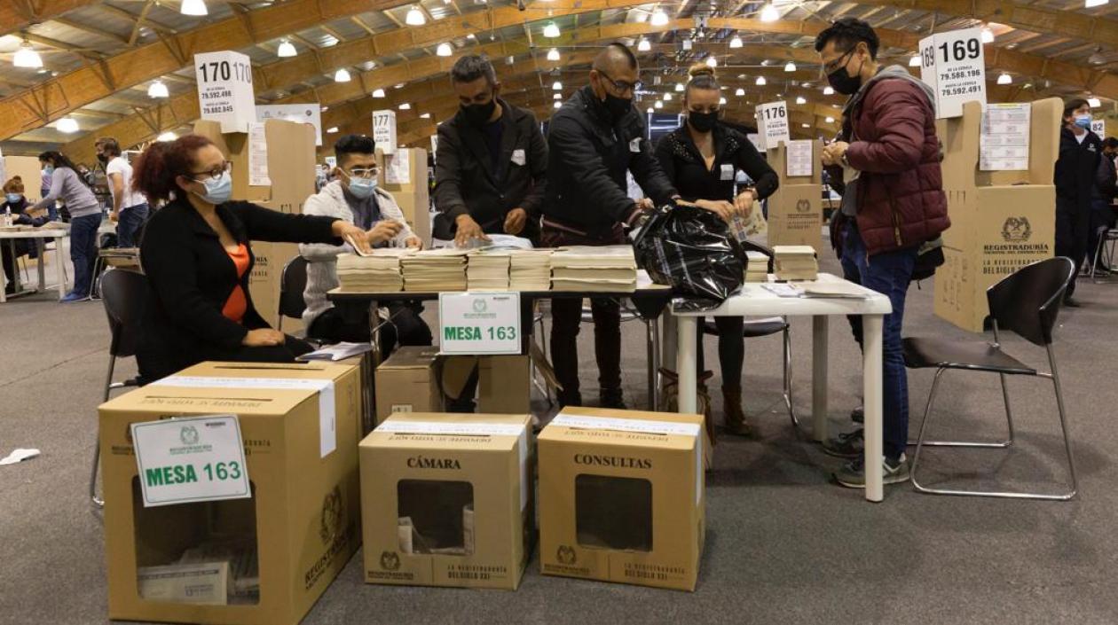 Jurados electorales durante el proceso. 