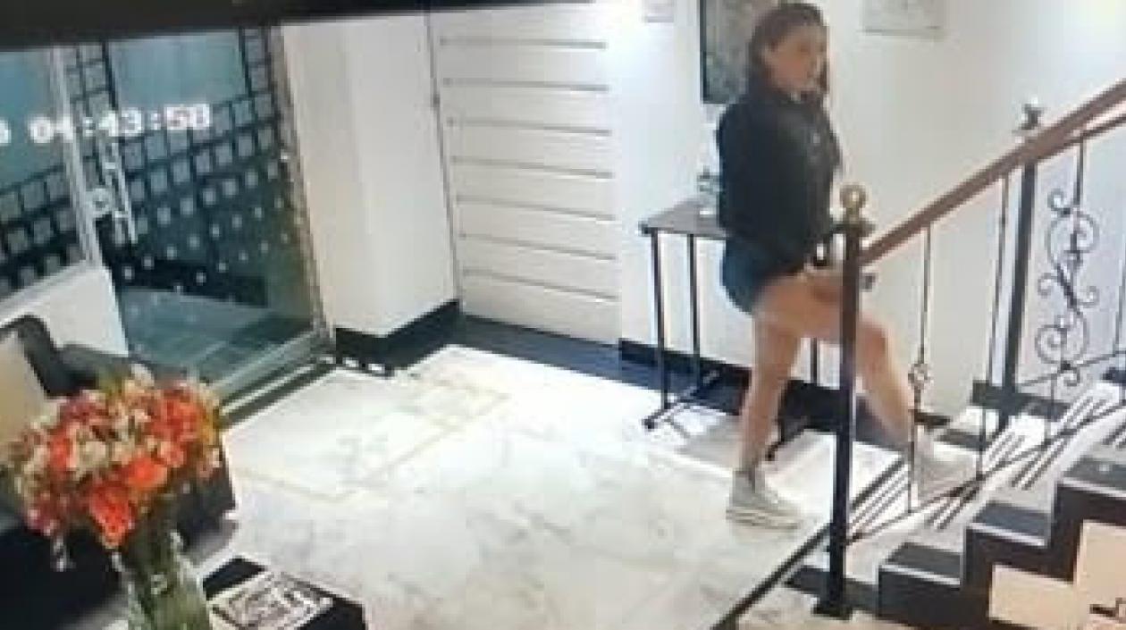 Mujer que habría robado al Policía 
