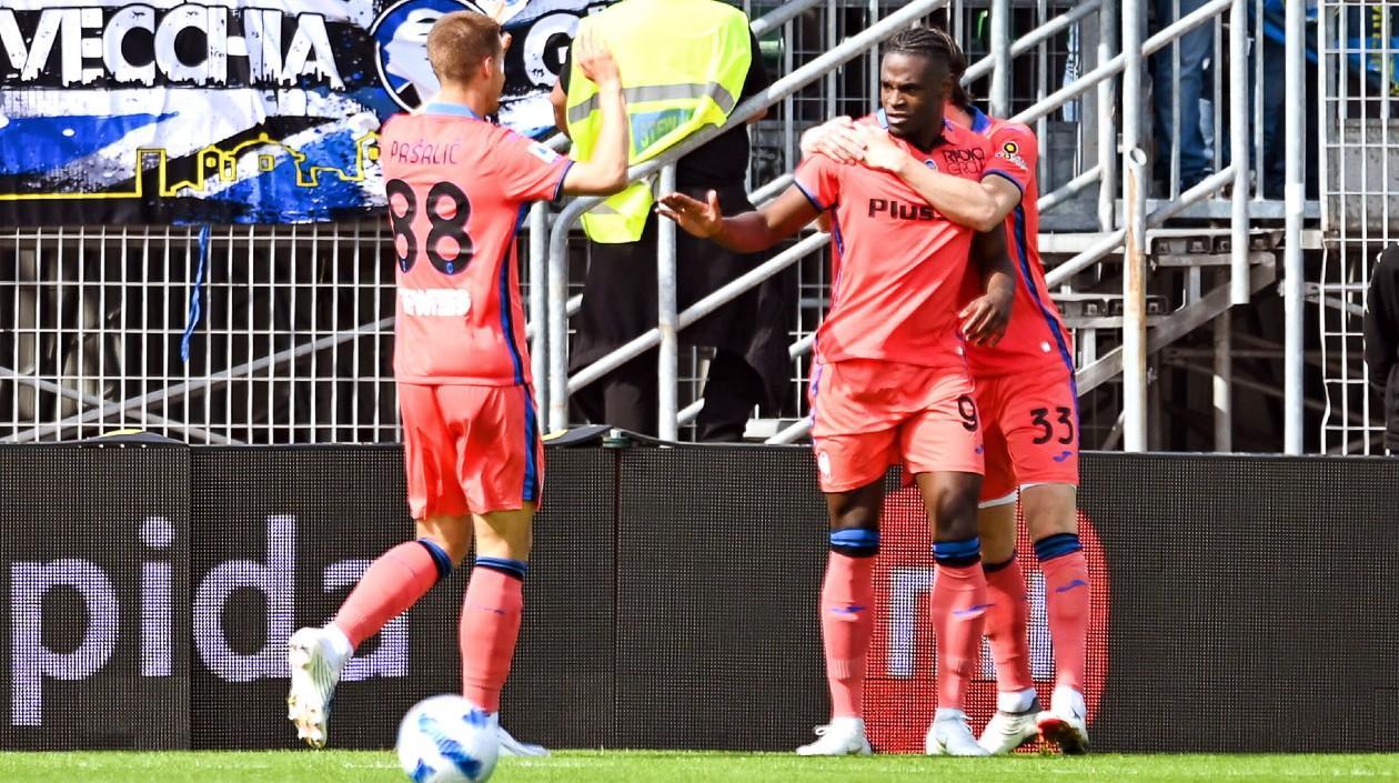 Duván Zapata celebra tras su gol. 