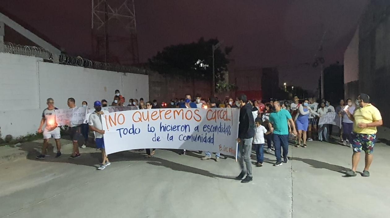 Imagen de la velatón y la protesta.