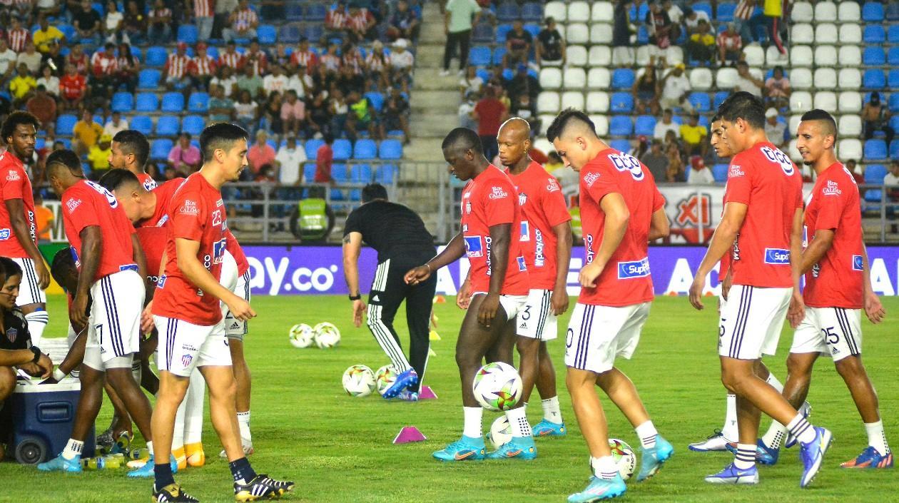 Jugadores de Junior calientan en Sierra Nevada. 