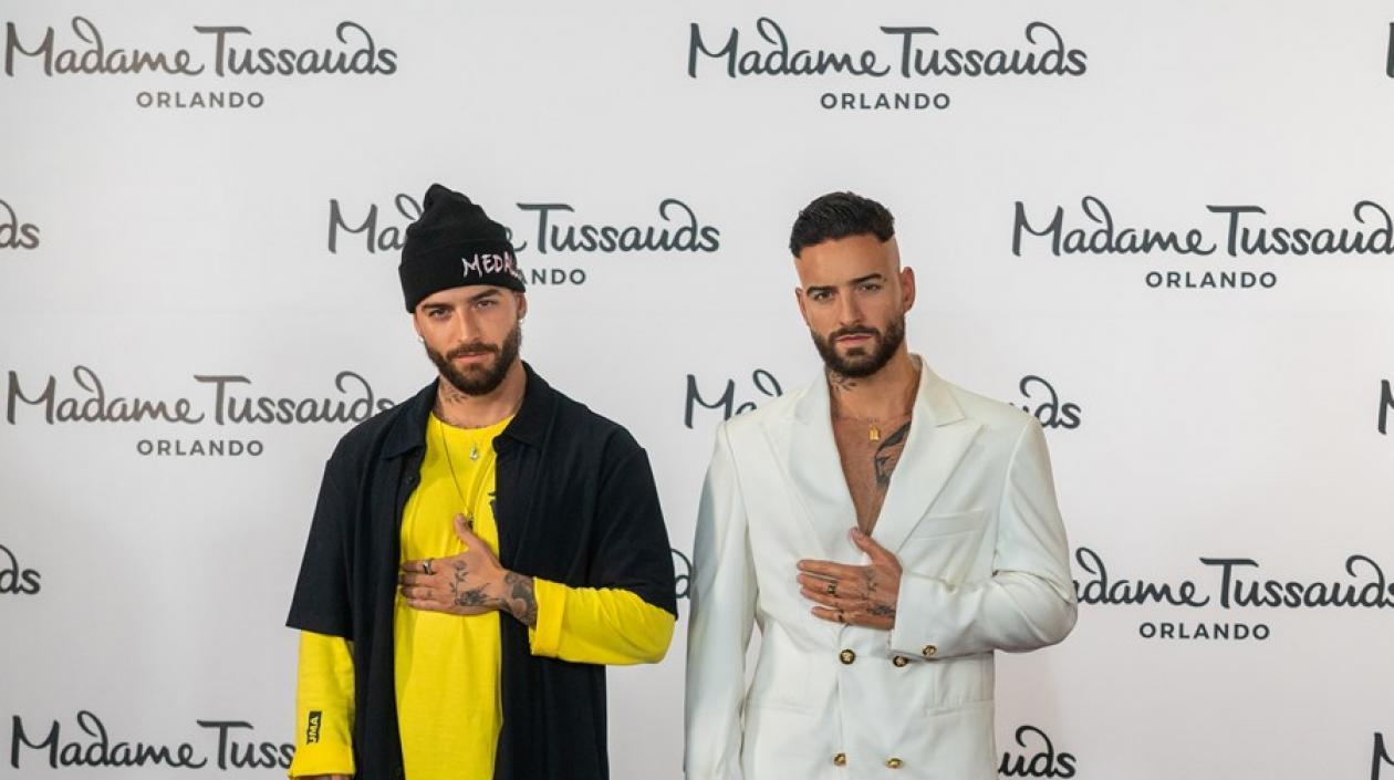 El cantante colombiano Maluma posa junto a su figura de cera hoy, en el museo de cera Madame Tussauds de Medellín (Colombia).  