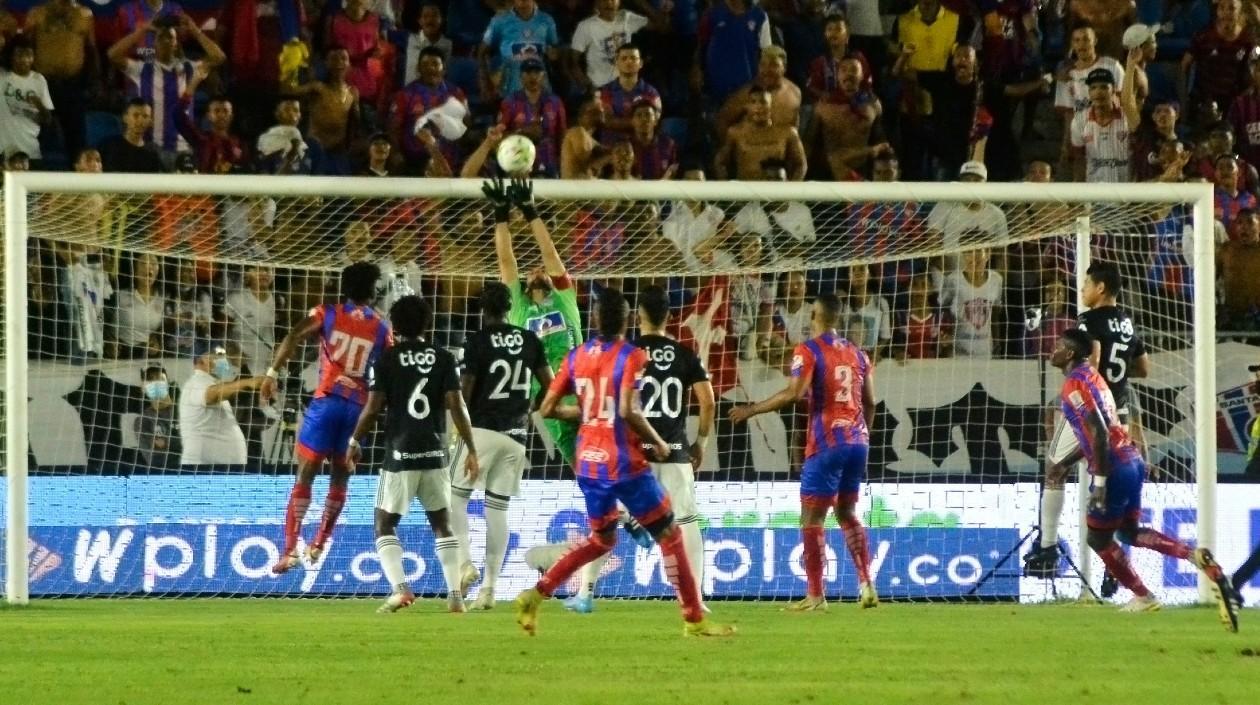 Hinchas del Unión Magdalena contemplan las acciones del partido. 
