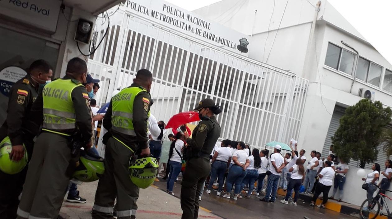 Momento del plantón frente al Comando de la Policía Metropolitana de Barranquilla. 