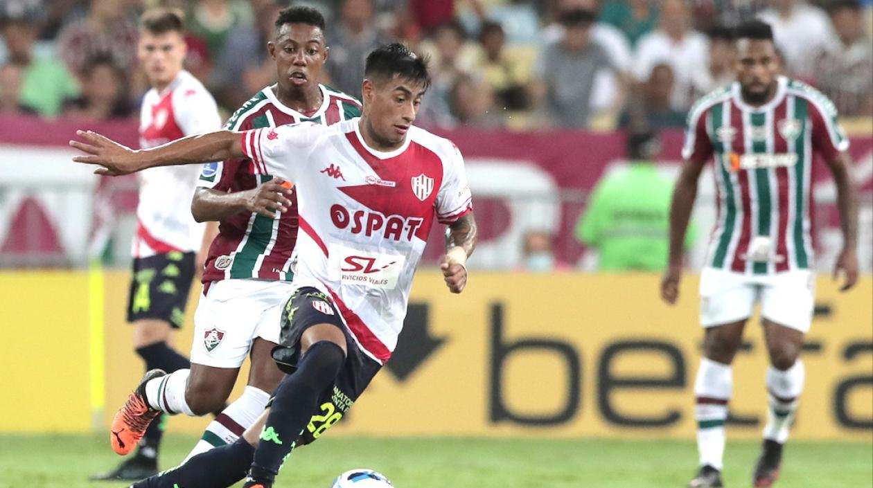 Wellington de Fluminense disputando el balón con Juan Portillo de Unión de Santa Fe.