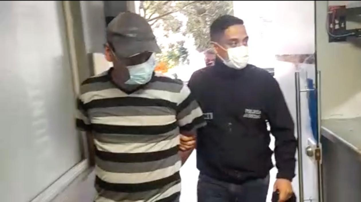 El capturado cuando era ingresado a la URI.