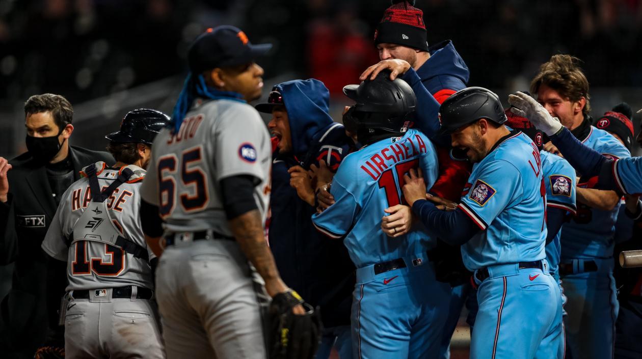Gio Urshela celebra el triunfo con sus compañeros. 