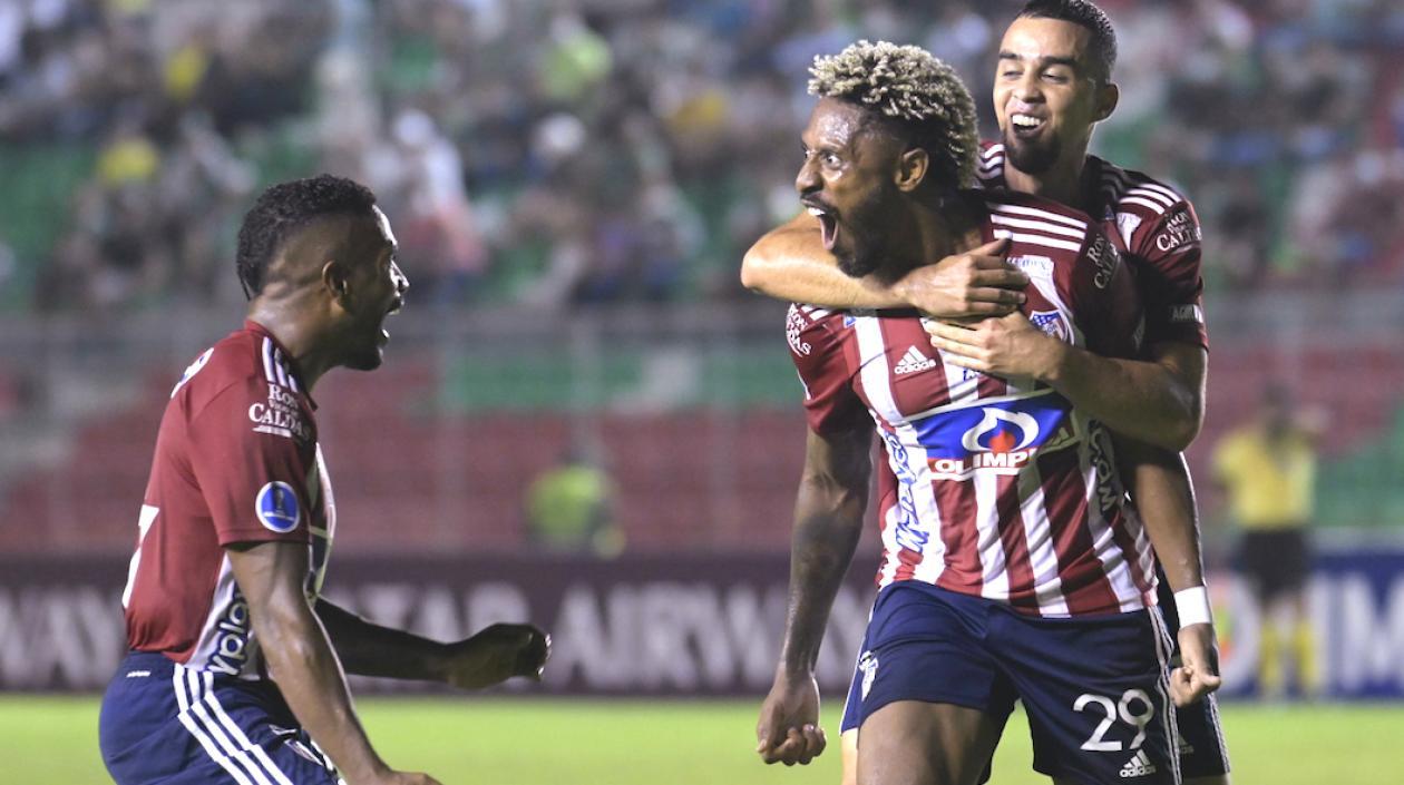 Omar Albornoz celebrando con Daniel Giraldo y Fabián Viáfara.