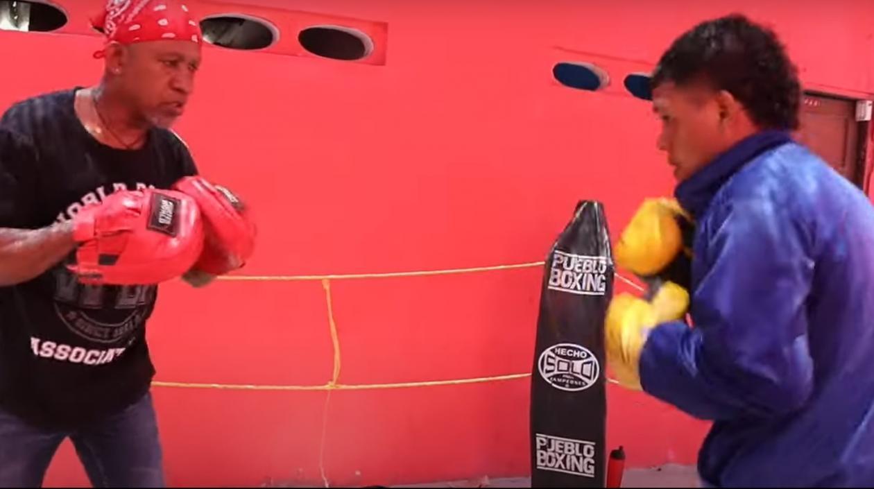Luis 'Chicanero' Mendoza entrena a José Soto. 