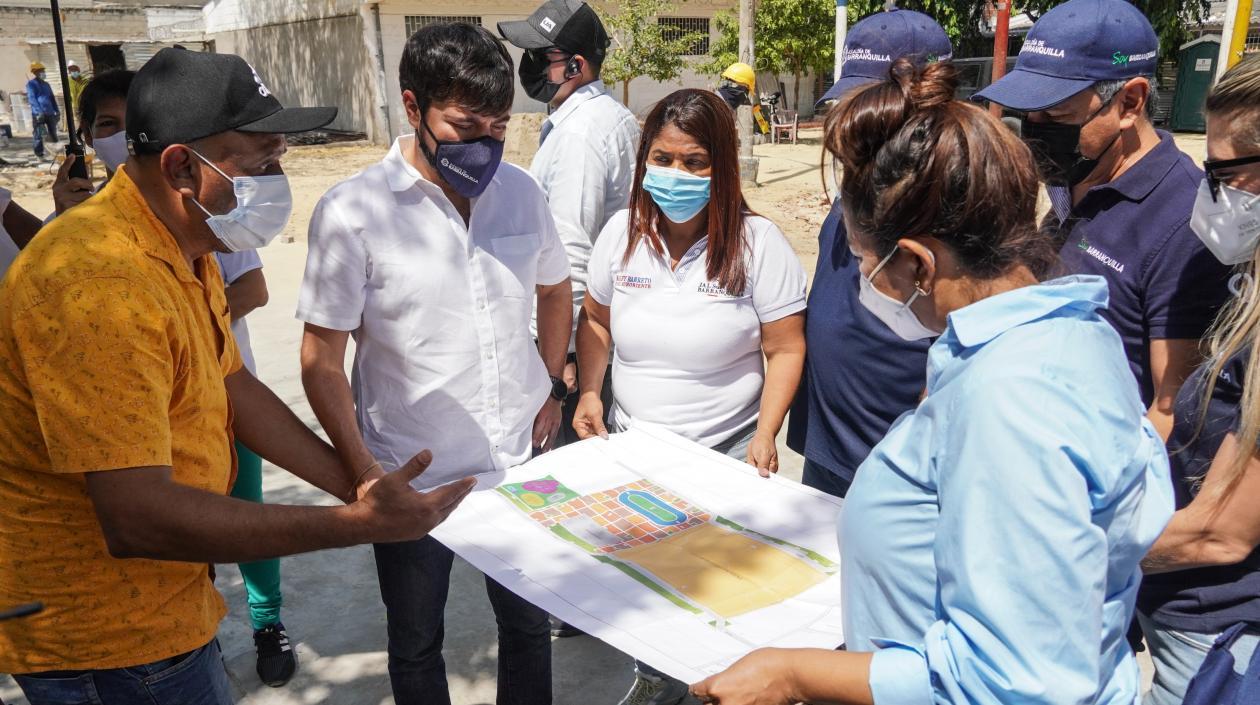 Alcalde en la visita a las obras del Parque Bella Arena