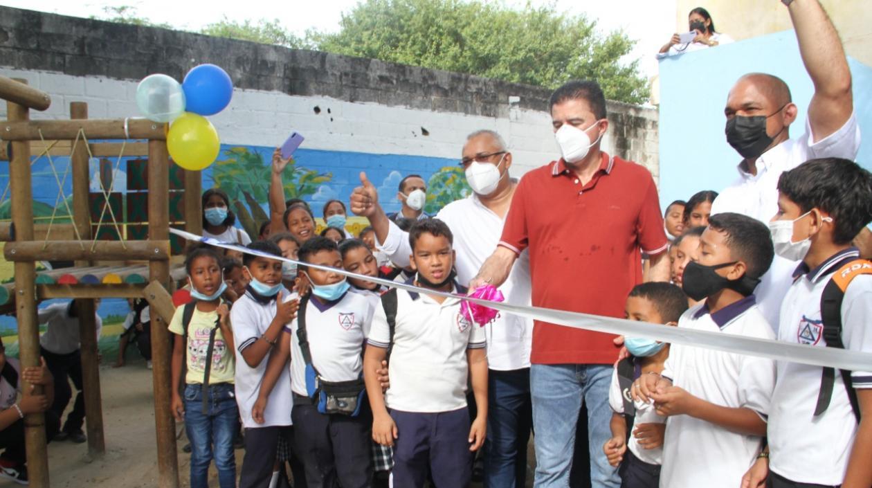 Entrega del parque en el colegio. 