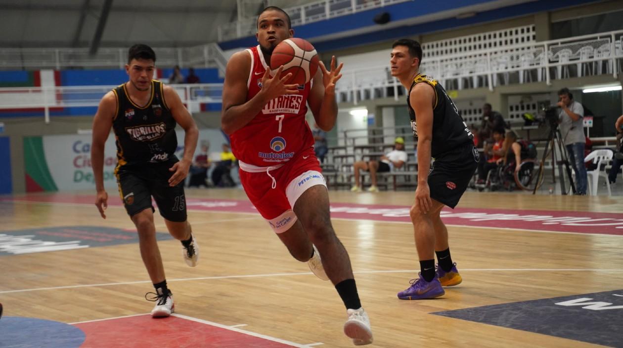 Diego Altamiranda en acción de juego para Titanes. 