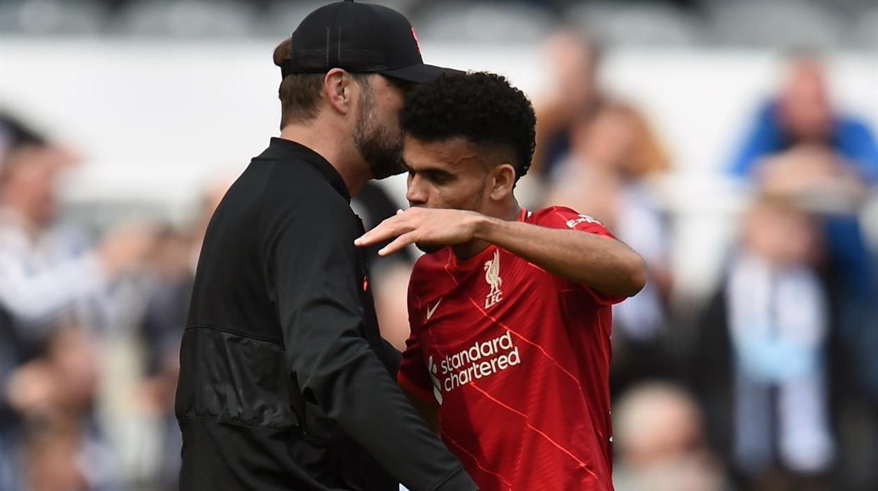 Jürgen Klopp se abraza con Luis Díaz. 