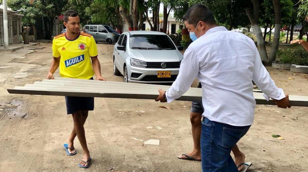 Entrega de ayudas a las familias afectadas.