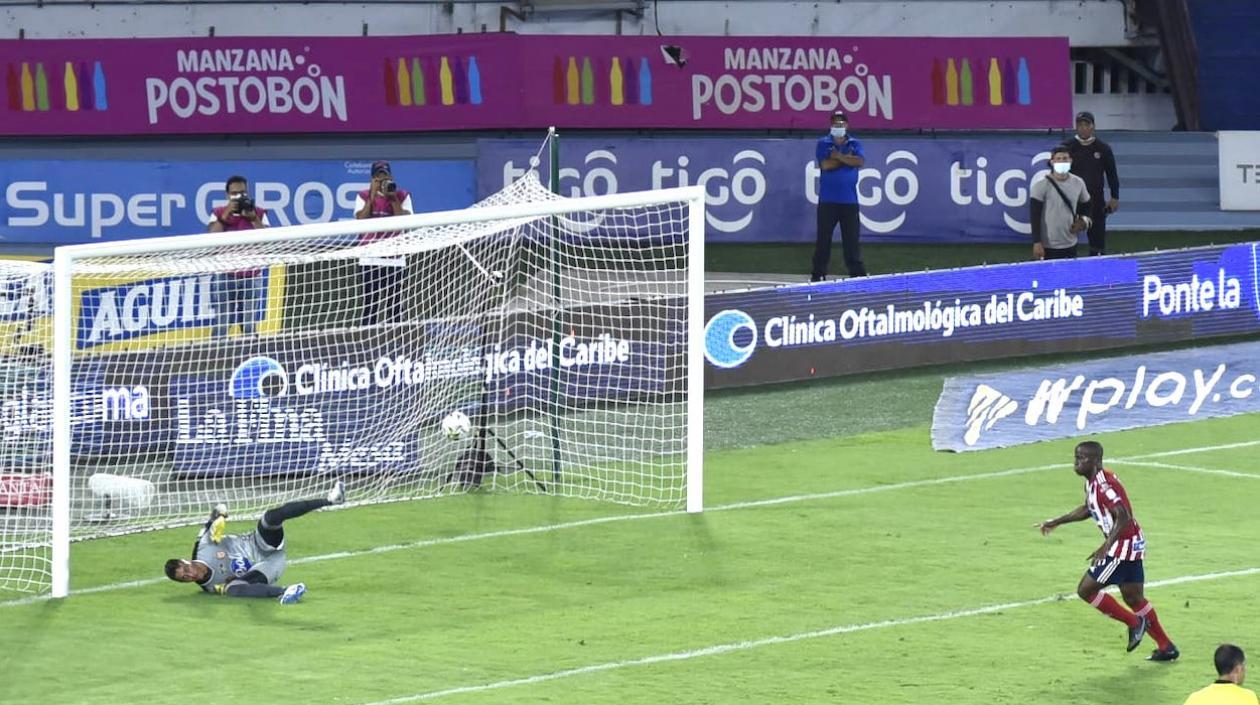 Carmelo Valencia anotando el 4-0.