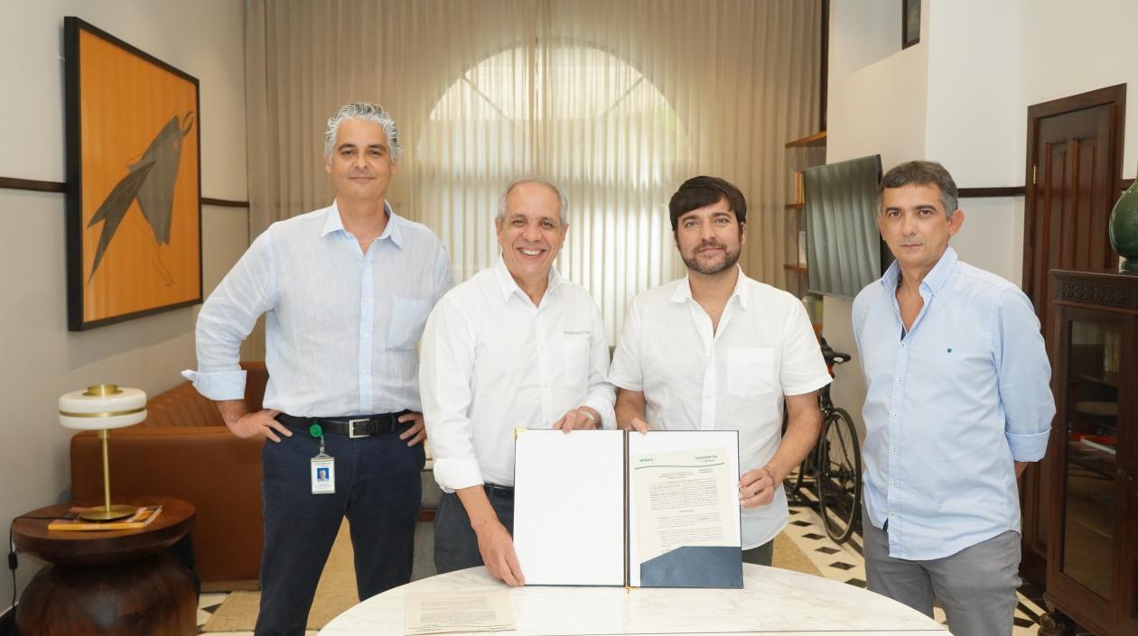 Dos funcionarios de Monómeros, entre estos el gerente Guillermo Rodríguez Laprea; el alcalde de Barranquilla, Jaime Pumarejo, y el gerente de APBAQ, Carlos Sarabia.