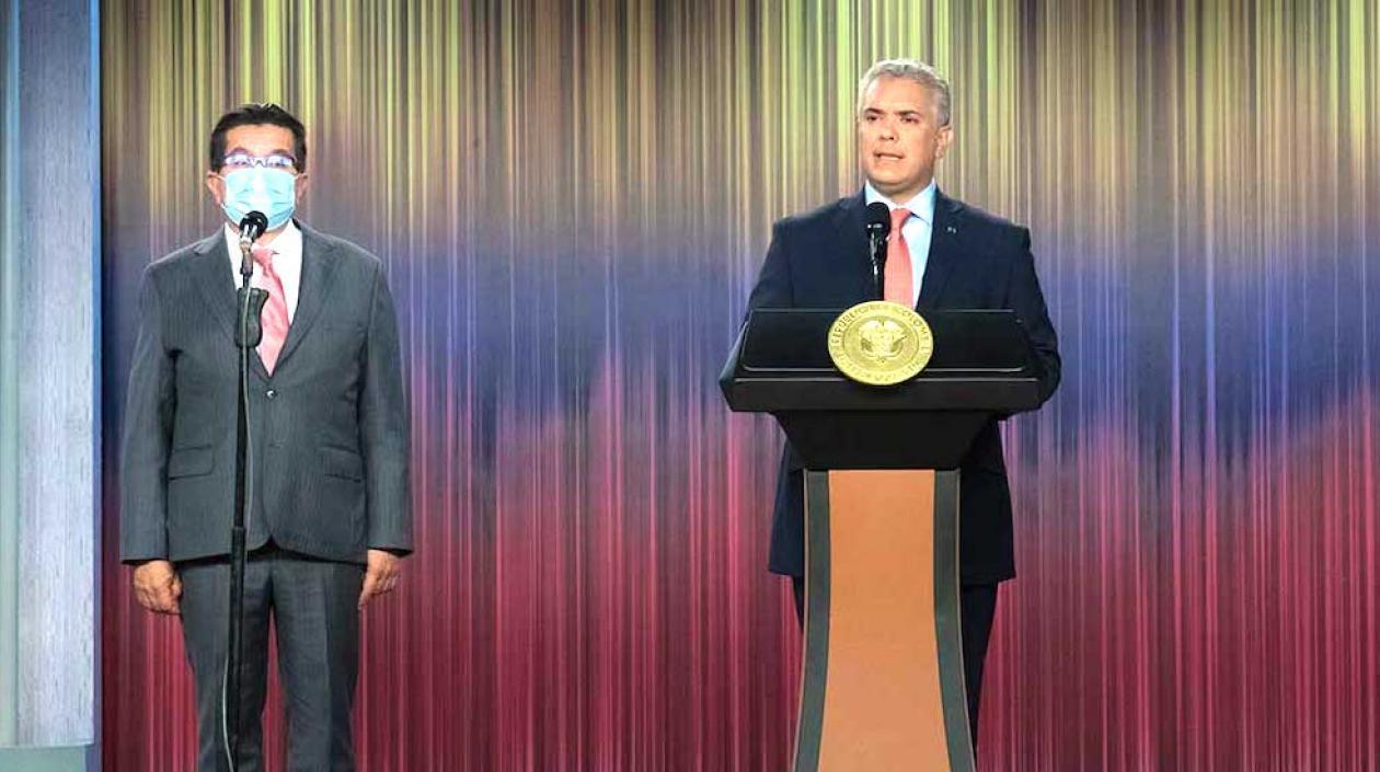 El Presidente Iván Duque y el Ministro de Salud Fernando Ruiz, durante la presentación.