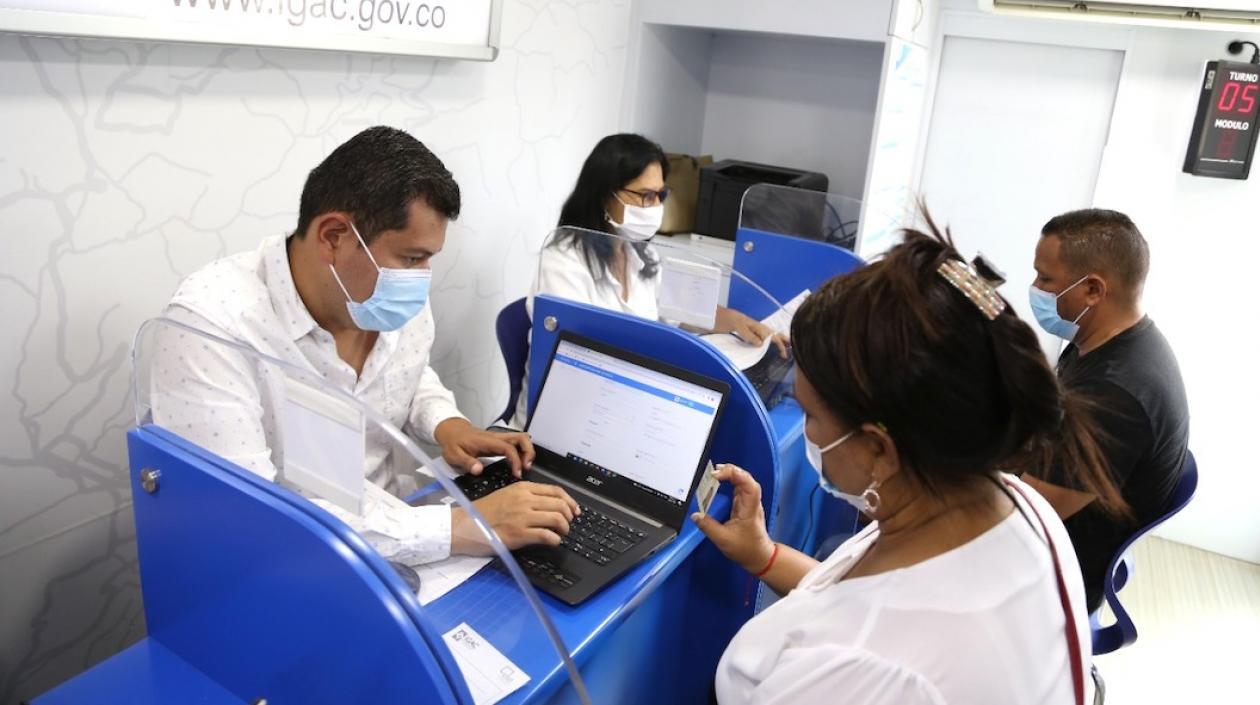 Técnicos del IGAC trabajando en la nueva plataforma.