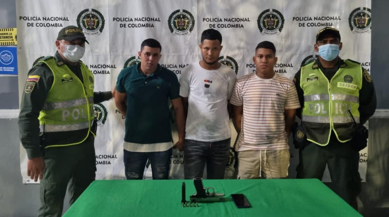 Los tres capturados tras la persecución policial. 