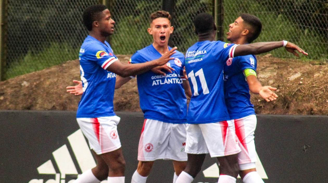 Jugadores de Atlántico celebran un tanto. 