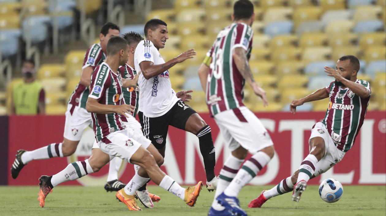 Gabriel Fuentes rematando al arco de Fluminense.