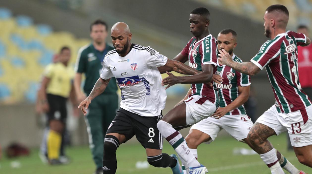 Freddy Hinestroza eludiendo marcas ante el Fluminense.