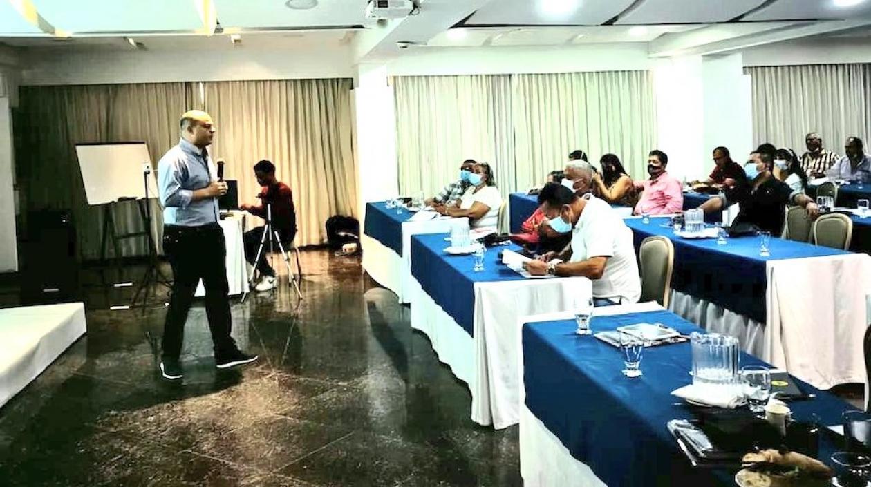 El Director del AMB Libardo García, socializando el proyecto.
