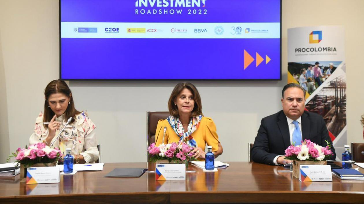 La vicepresidenta de Colombia, Marta Lucía Ramírez (centro).